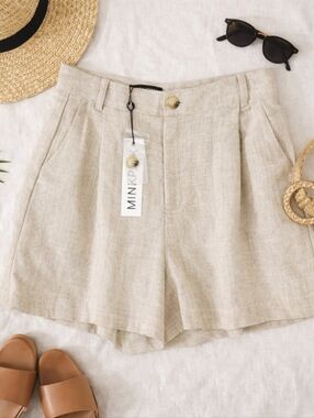 Mink Pink NWTHigh-Waist Pleated Linen-Blend natural Beige Shorts. Ladies Med